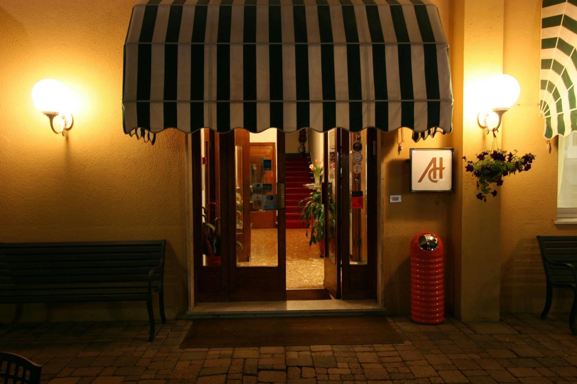 艾尔伯格阿德里安娜酒店 塞勒里古 外观 照片